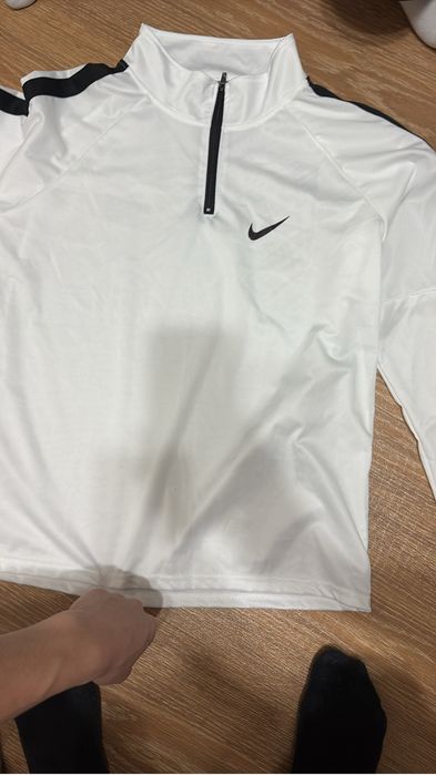 продается много мужской одежды