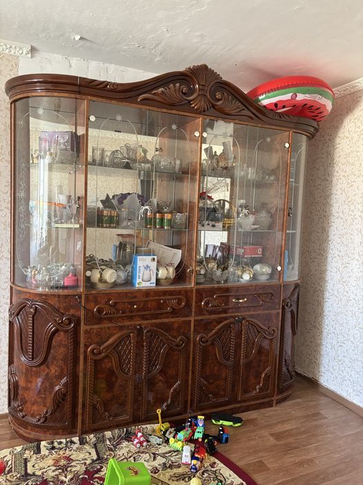 Продаеться Шкаф-сервант