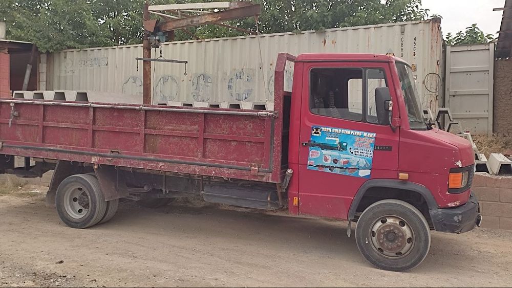 Продаётся бортовой автомобиль марки Мерседес.