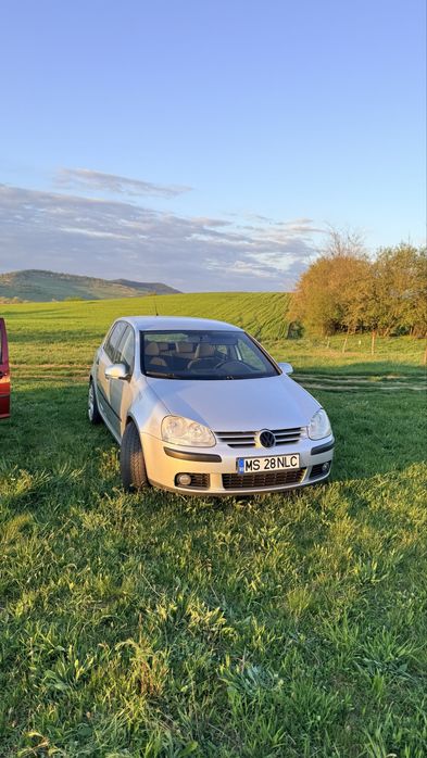 Vand sau schimb Golf 5 1.9 tdi 105 cai 250 nm