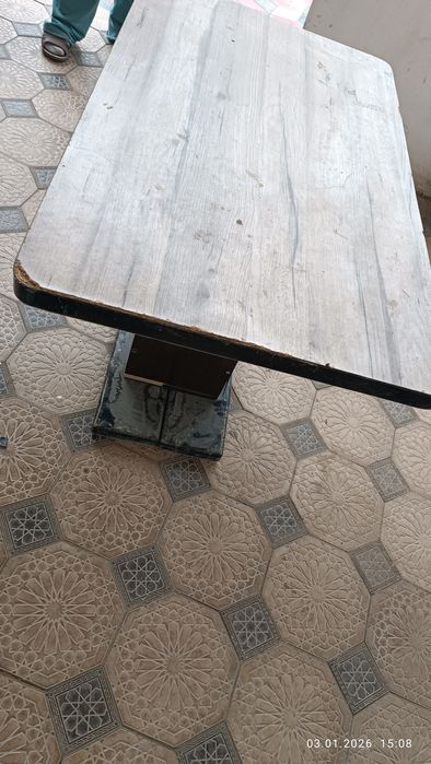 Стол деревянный центральный