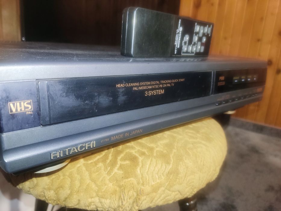 Продавам записващ видеокасетофон.