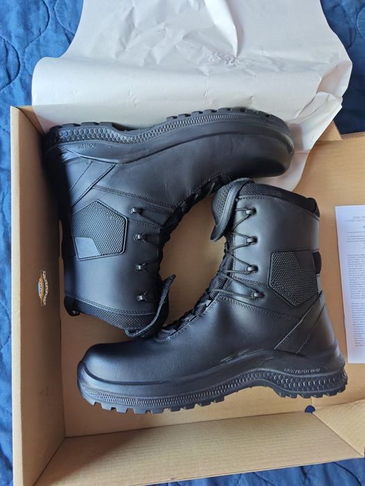 Чисто нови полеви обувки