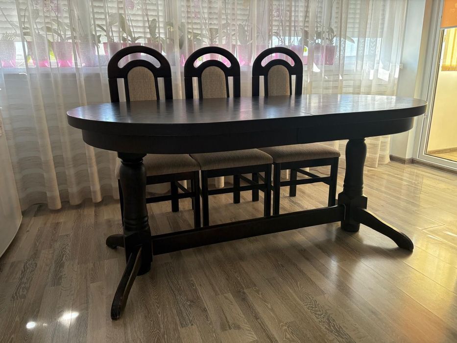 Masă extensibilă din lemn masiv cu 6 scaune.