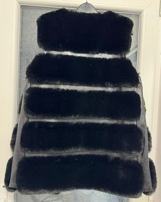 Vesta cu blanita si piele