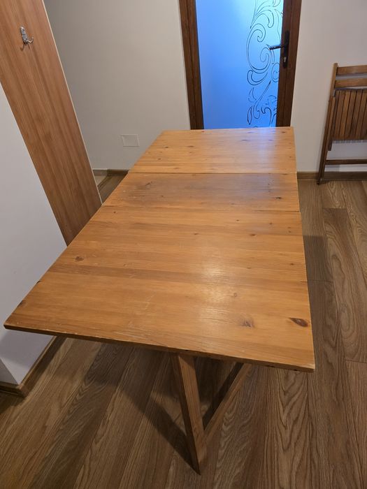 Masă extensibilă pentru 6 persoane + 3 scaune tapițate