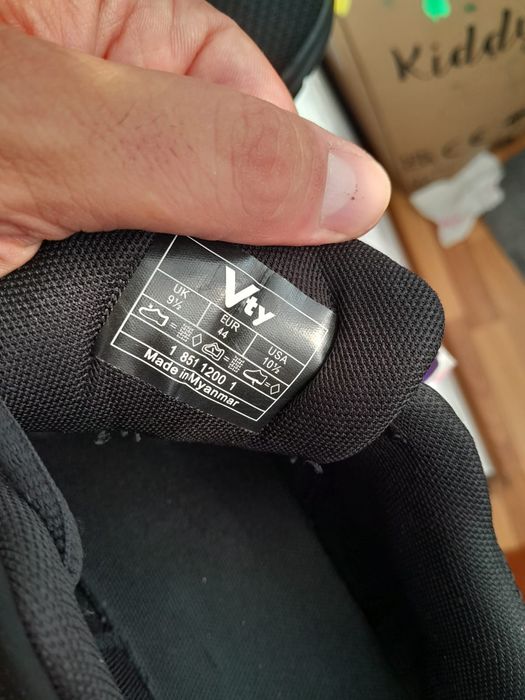 Adidas 42  noi.  Adidasi