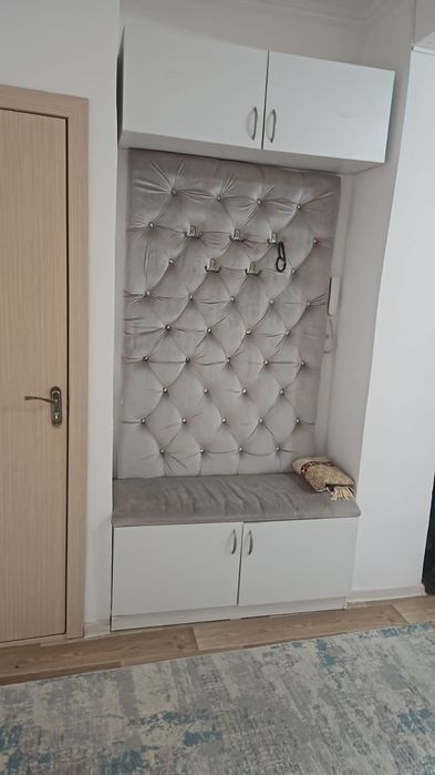 Есік,диван,прихожка