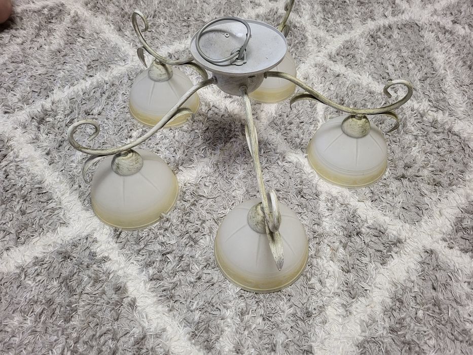Продаю люстру почти новая