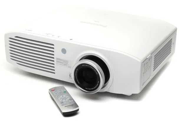Videoproiector Panasonic PT-AR100, impecabil