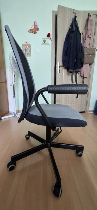 Scaun rotativ cu brațe pentru birou (gri și negru)