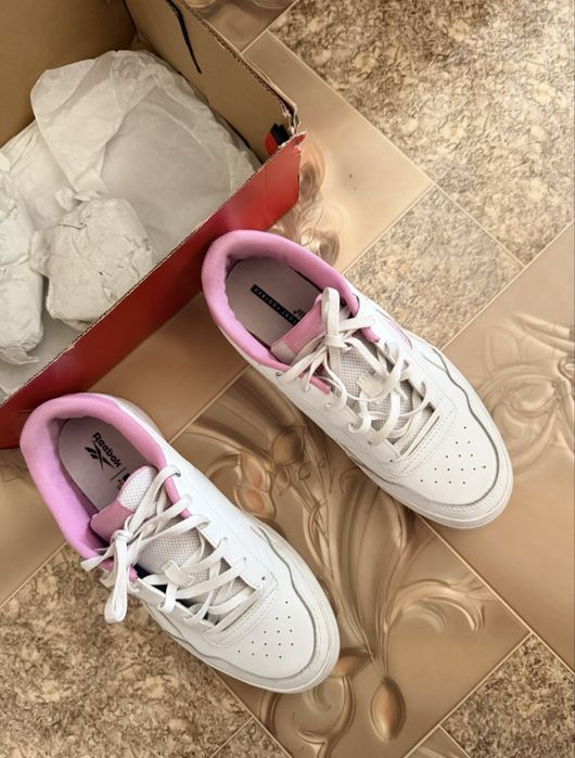 Продаю кроссовки ( оригинал reebok)