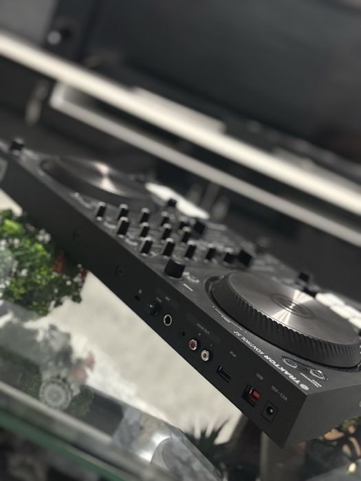Consola DJ Traktor Kontrol S2