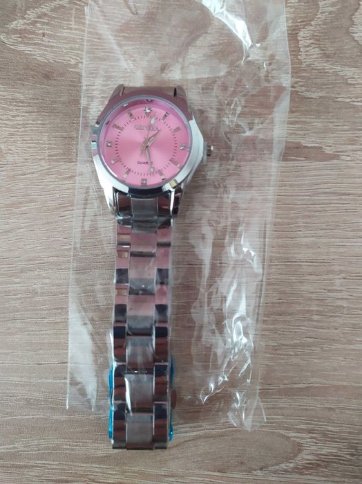 Атрактивен часовник с розов циферблат