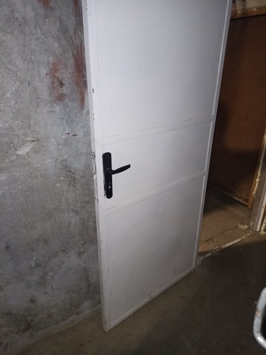 Метална врата с рамка.