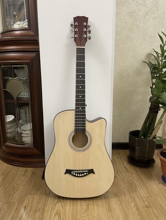 Продам акустическую гитару