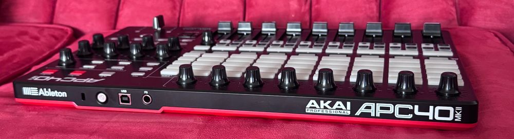 Controller Akai APC40 MKII – Doar desigilat și testat (Nou / Full Box)