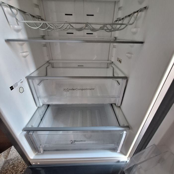 Продавам хладилник от марката Whiripool BSNF 9452 OX за части