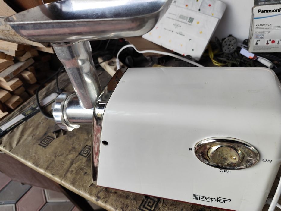 Продам электро мясорубку Zepter