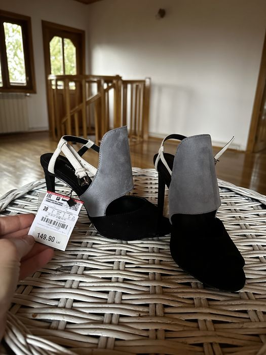 Sandale Zara cu toc noi cu eticheta