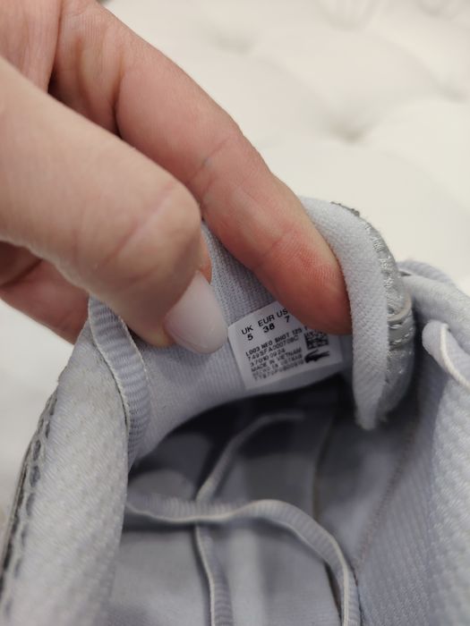 Adidasi noi cu eticheta