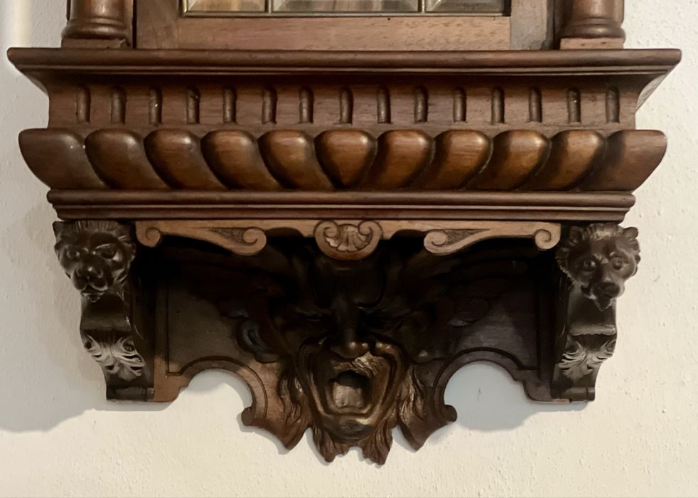 Ceas de perete vintage, mecanic, din lemn masiv sculptat