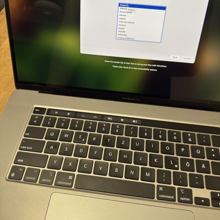 MacBook Pro 16” 2019 – i9 / 16GB / 1TB SSD + чанта и зарядно