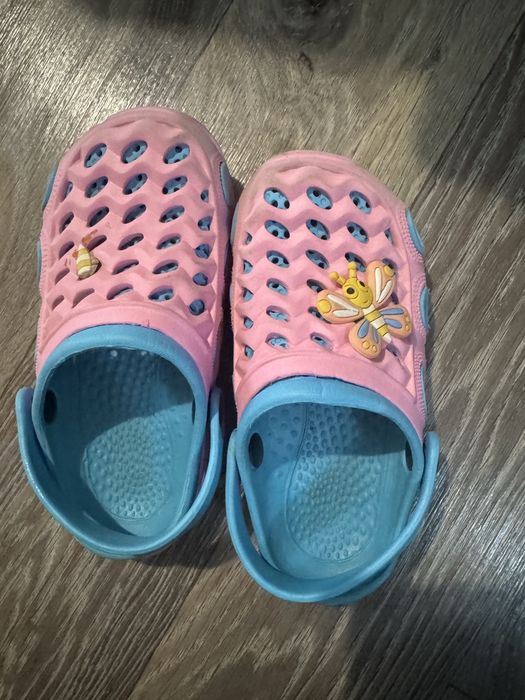 Отдам шлепки на девочку