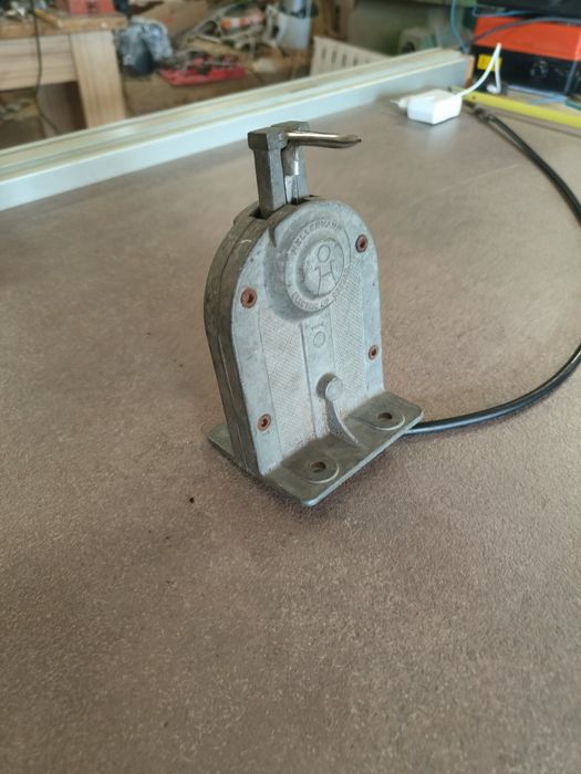 Уред за разтягане на гумени изолатори HELERMAN