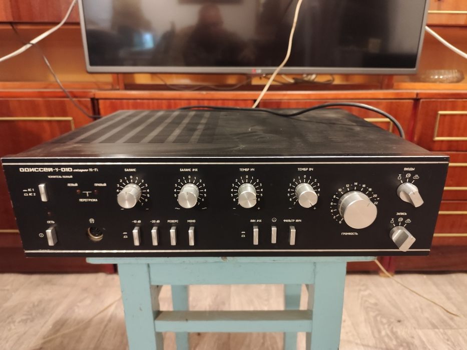 Продаю магнитофон с колонками !