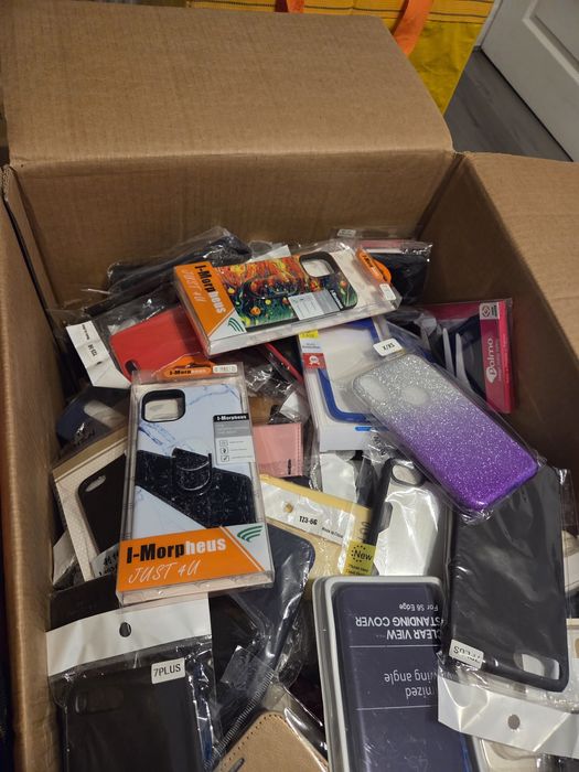 300 bucati de huse de telefon,  IPhone , Samsung,  etc.