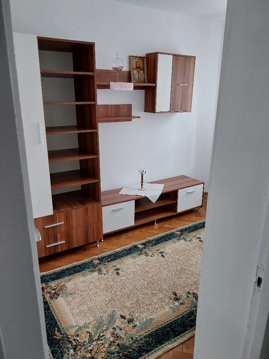 Închiriez apartament cu 3 camere