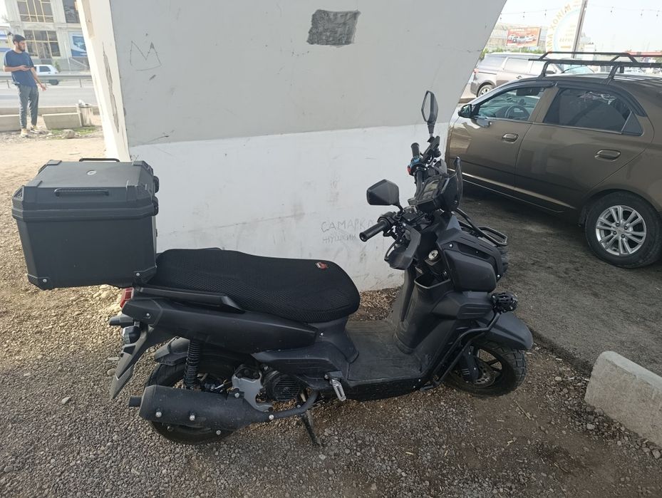 Skutr yengide azgina qirilgan joyi bor