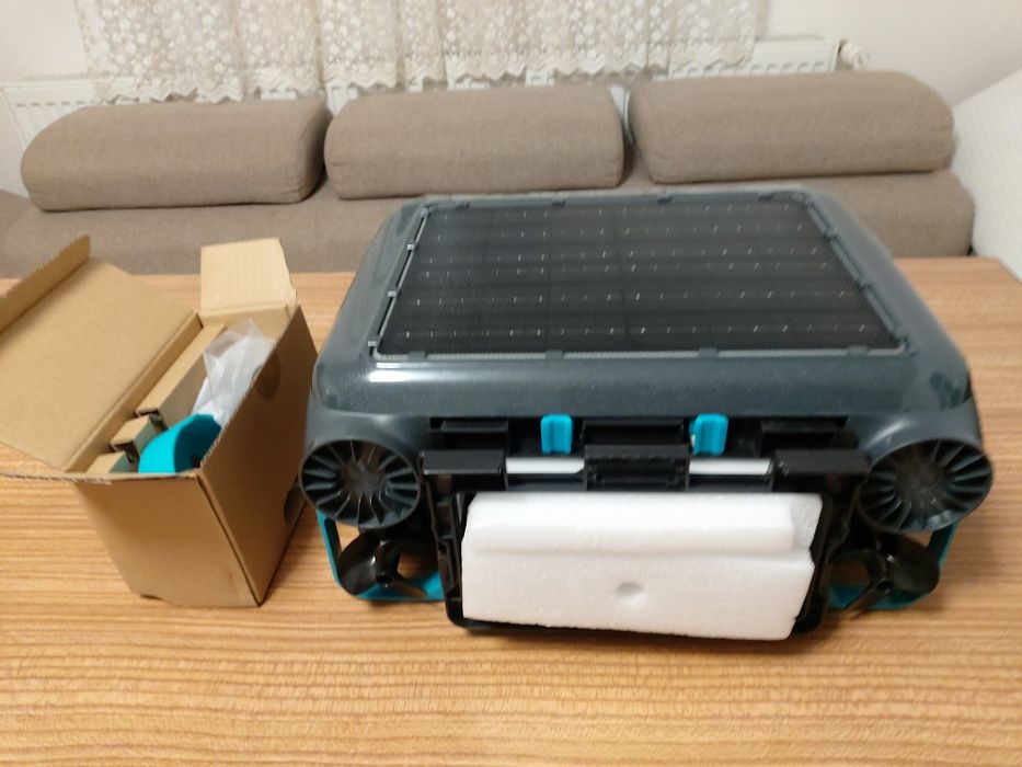 Aspirator robot pentru curățat piscină