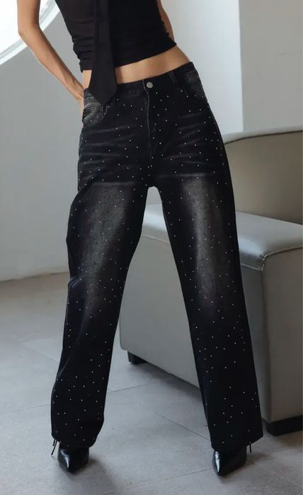 Стильные джинсы со стразами
