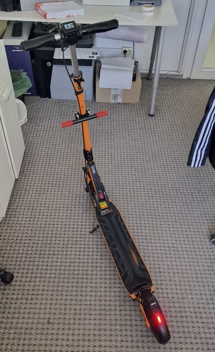 Trotineta electrica E-TWOW e twow GT SPORT Viteza 52km/h Greutate 13 kg Amortizoare fata si spate Autonomie 45 km Baterie 48V 9.6Ah