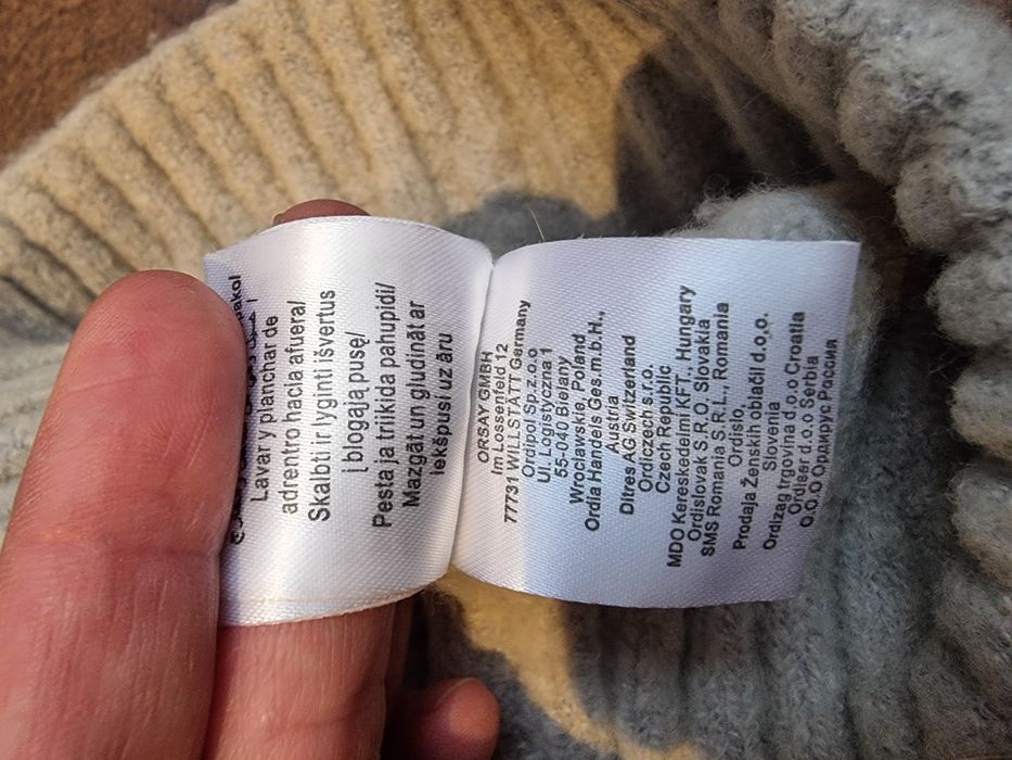 Дамска зимна шапка с бродерия