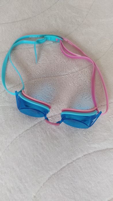 Детски плувни очила различни модели.