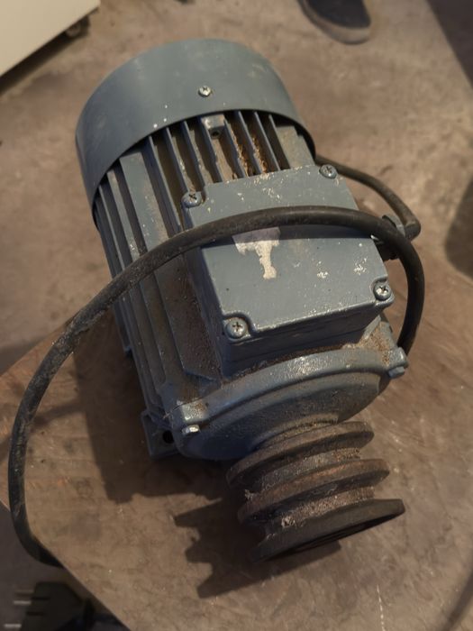 Трифазен двигател