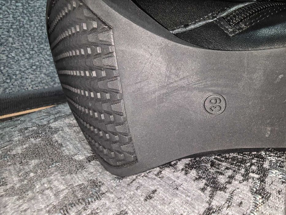 Продам женские сапоги.