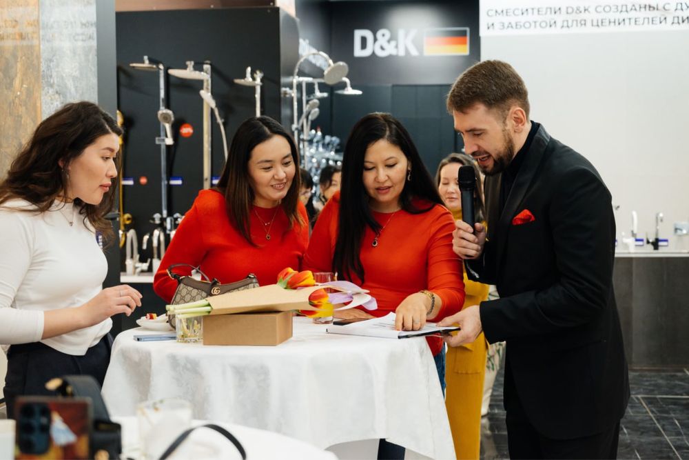 Ведущий мероприятий / тамада.