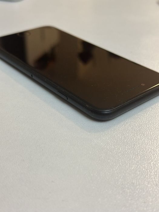 iPhone SE 2020 / 128GB / черен