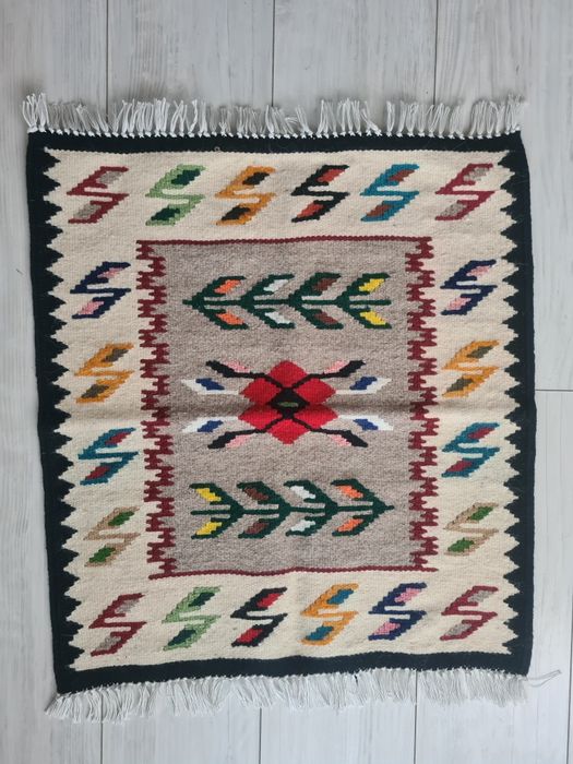 Obiecte traditionale romanesti-Covoare-Cani-Farfurii pictate-Carpete