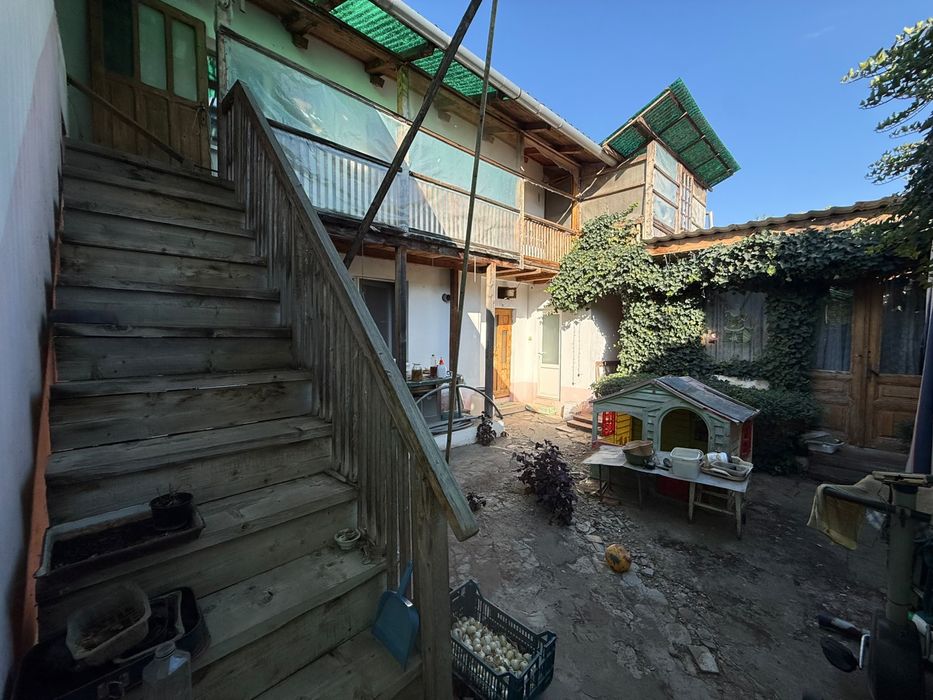 Casă primitoare în Șandra, cu curte, grădină și toate utilitățile incluse. Proprietate versatilă, ideală pentru renovare sau noi proiecte.