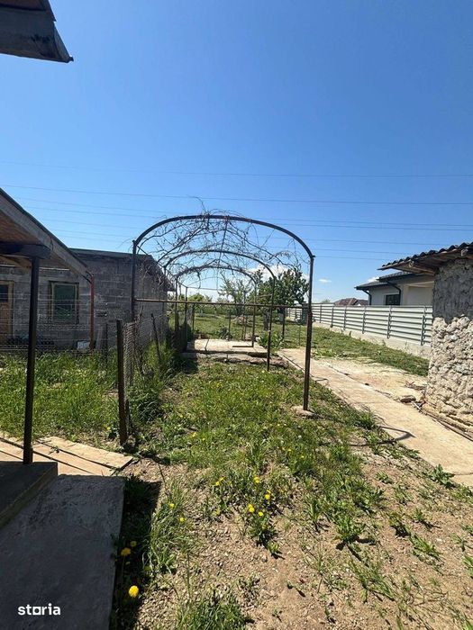 De vanzare casa situata la 5 minute de Roman, teren de 1.070mp 82.000e