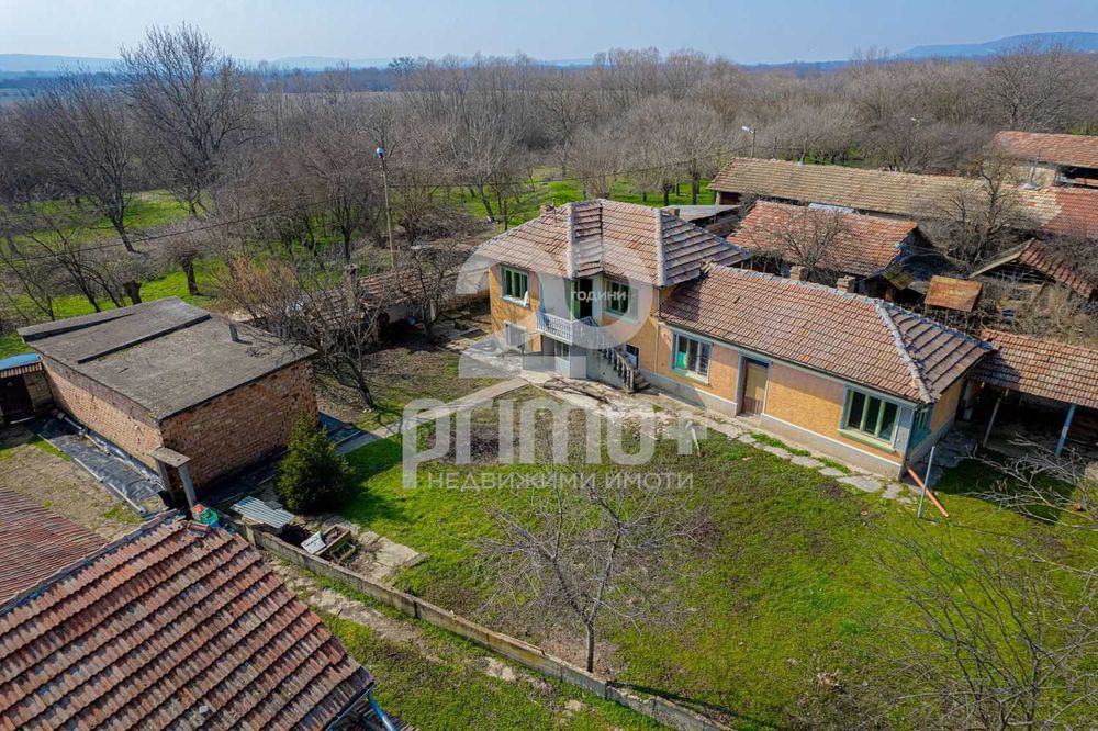 Къща в с. Ресен, с кладенец в близост до р. Негованка