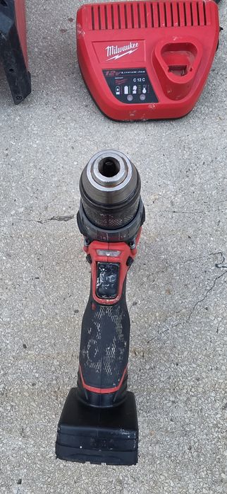 Milwaukee M12 filetanta cu percutie