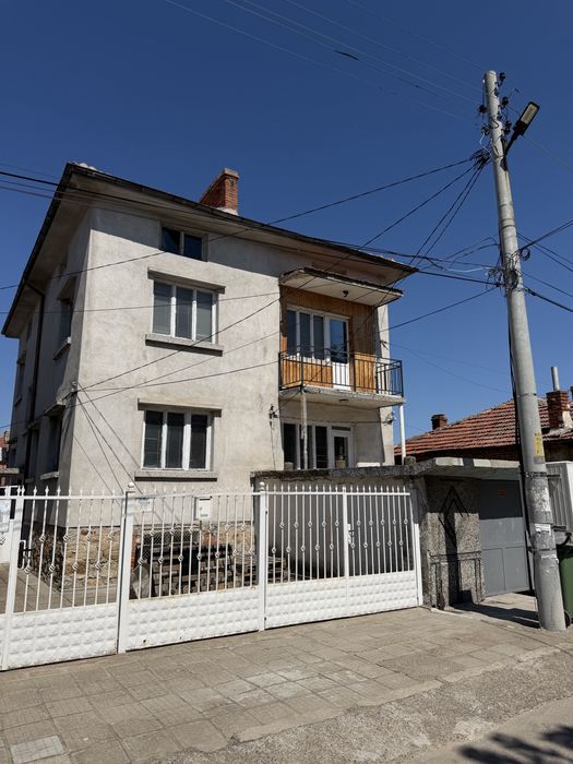 Триетажна къща в гр.Харманли