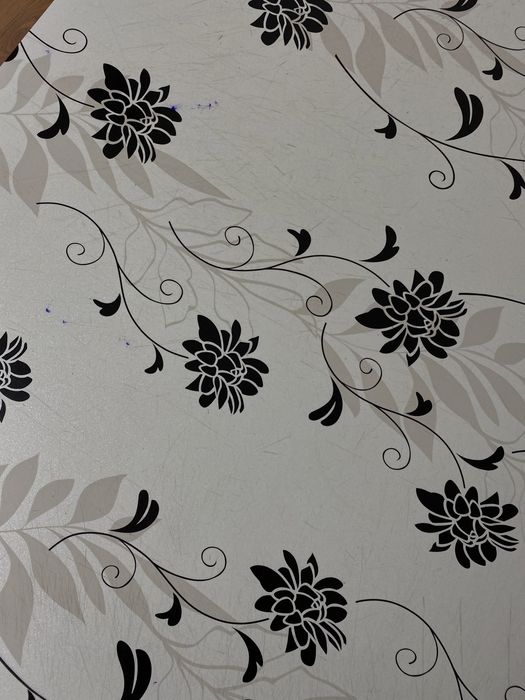 Стол со стальными ножками