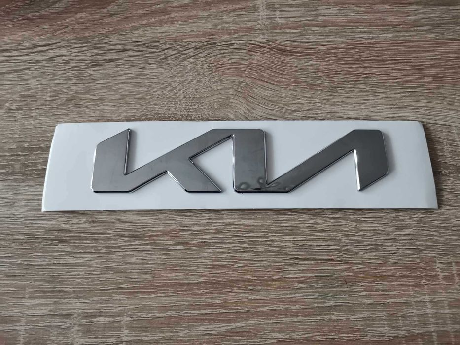 Лого Kia сребрист гланц 17см